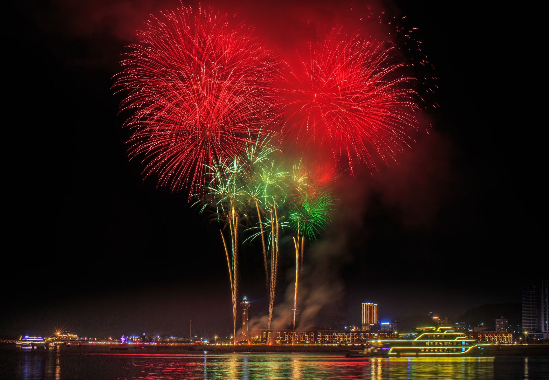 M&agrave;n tr&igrave;nh diễn ph&aacute;o hoa m&atilde;n nh&atilde;n tại Sun Elite City. Ảnh: &Aacute;nh Dương