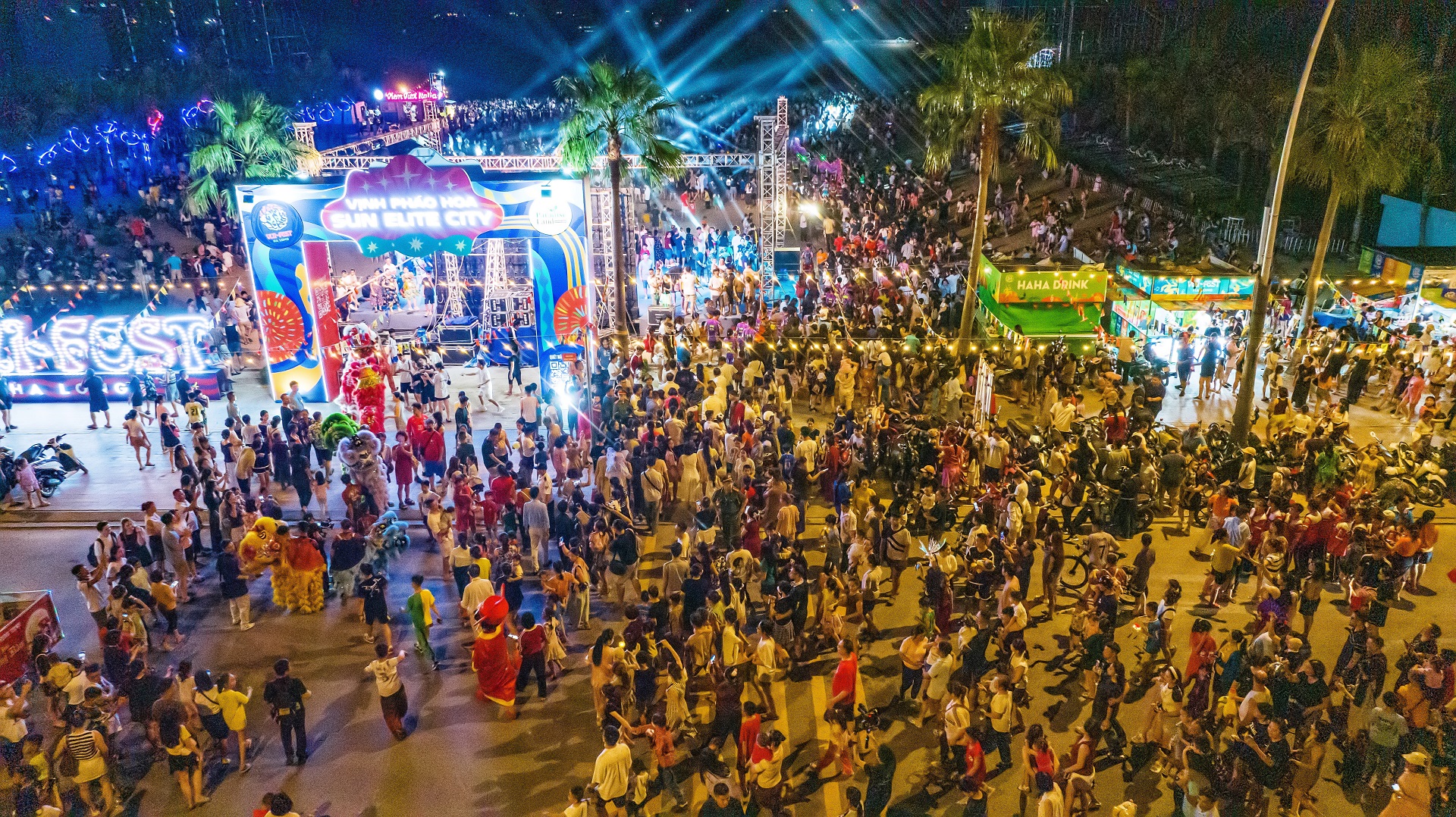 Sự s&ocirc;i động tại chợ đ&ecirc;m VUI-Fest. Ảnh: &Aacute;nh Dương