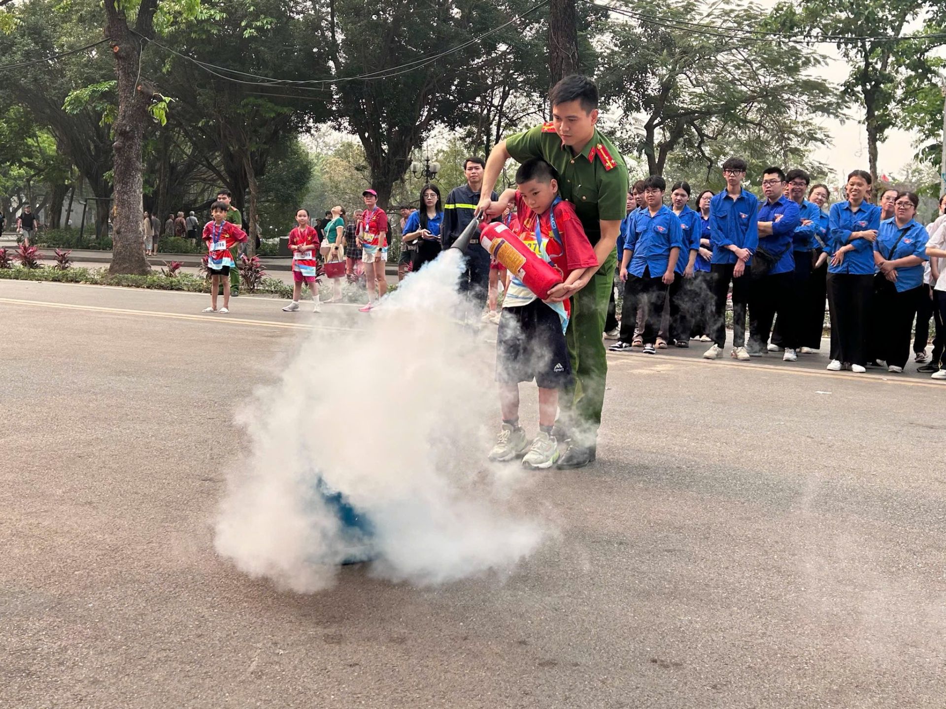 Hà Nội: Trải nghiệm thực tế kỹ năng phòng cháy, chữa cháy và cứu nạn, cứu hộ