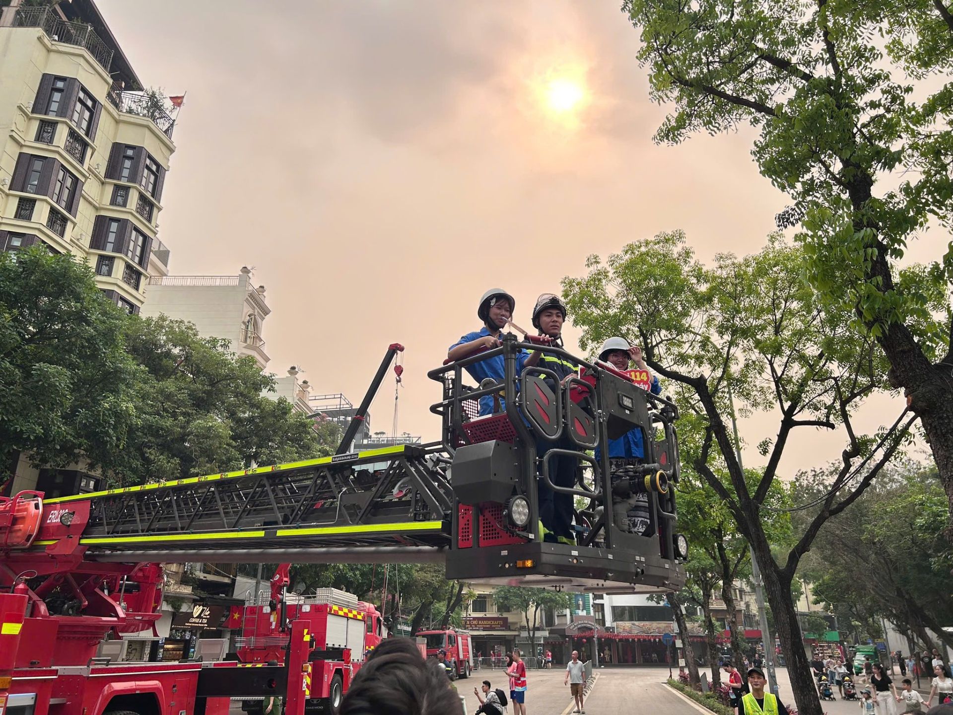 Đo&agrave;n vi&ecirc;n, thanh thiếu nhi trải nghiệm xe thang chữa ch&aacute;y, quan s&aacute;t quy tr&igrave;nh vận h&agrave;nh v&agrave; tham gia t&igrave;nh huống cứu nạn tr&ecirc;n cao.