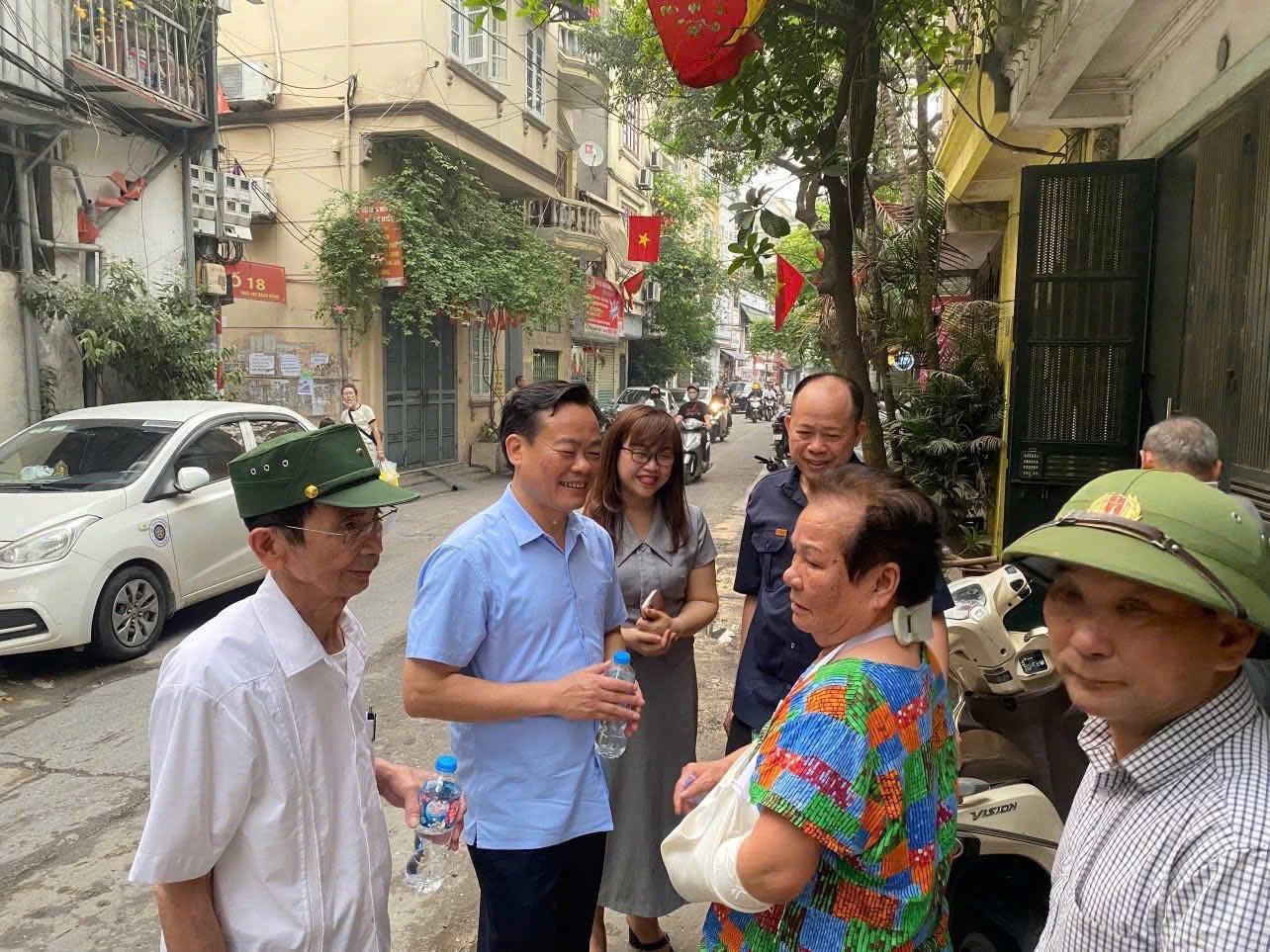 Đồng ch&iacute; B&ugrave;i Tuấn Anh trực tiếp trao đổi với người d&acirc;n, vận động đồng thuận GPMB dự &aacute;n cầu Trần Hưng Đạo.