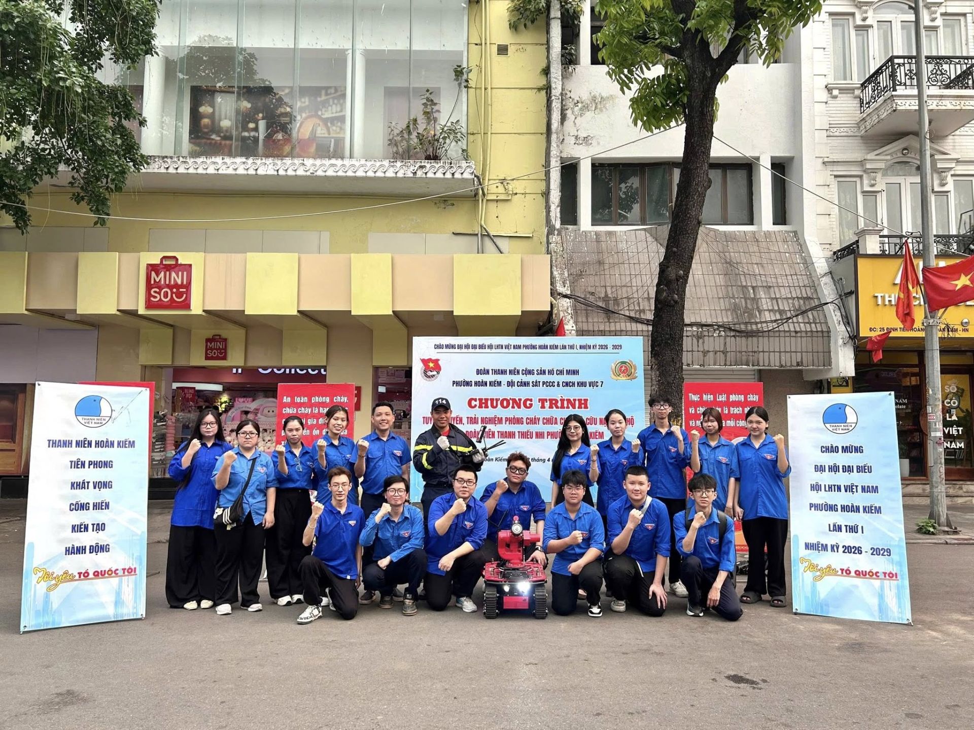 Đo&agrave;n vi&ecirc;n, thanh ni&ecirc;n phường Ho&agrave;n Kiếm chụp ảnh lưu niệm tại chương tr&igrave;nh tuy&ecirc;n truyền, trải nghiệm ph&ograve;ng ch&aacute;y, chữa ch&aacute;y v&agrave; cứu nạn, cứu hộ.