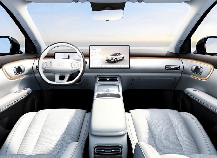 B&ecirc;n trong khoang l&aacute;i, xe được trang bị loạt c&ocirc;ng nghệ nổi bật, trong đ&oacute; c&oacute; m&agrave;n h&igrave;nh trung t&acirc;m 15,6 inch độ ph&acirc;n giải cao v&agrave; bảng đồng hồ kỹ thuật số hơn 10 inch