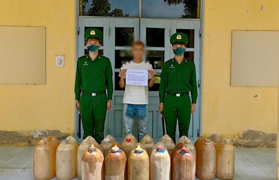 Bộ đội Biên phòng tỉnh An Giang bắt giữ nhiều vụ vận chuyển xăng dầu trái phép
