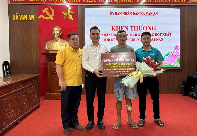 Một doanh nghiệp tr&ecirc;n địa b&agrave;n trao tặng số tiền 5 triệu đồng để ghi nhận nghĩa cử dũng cảm của anh Kh&aacute;nh.