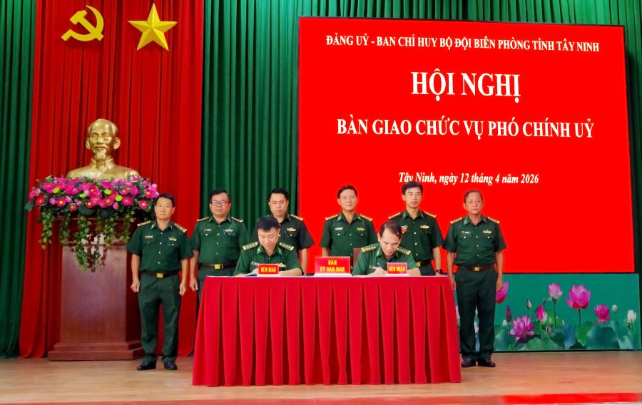 Thượng t&aacute; Nguyễn Ngọc Dung v&agrave; Đại t&aacute; Vũ Minh T&ugrave;ng k&yacute; bi&ecirc;n bản b&agrave;n giao chức vụ Ph&oacute; Ch&iacute;nh ủy Ban Chỉ huy BĐBP tỉnh