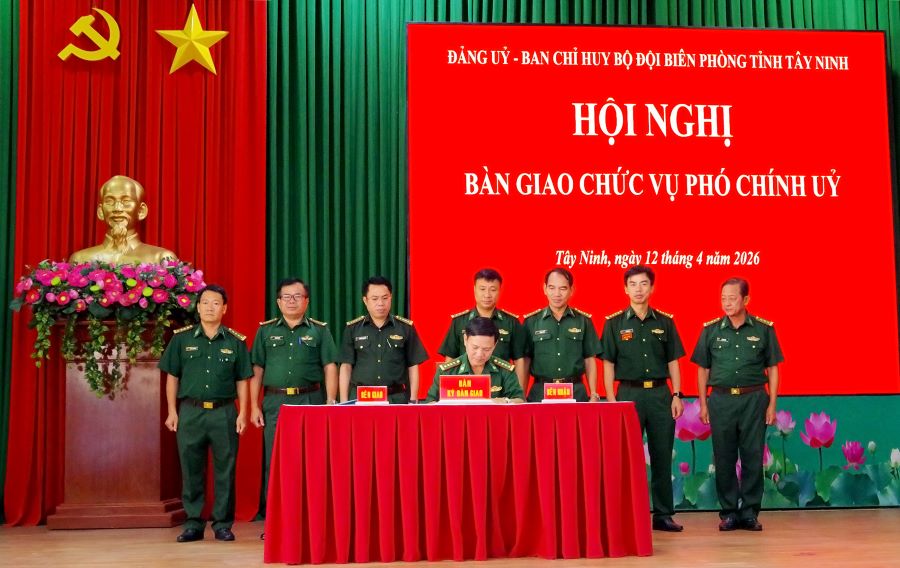 Đại t&aacute; Dương Văn Dược k&yacute; x&aacute;c nhận bi&ecirc;n bản b&agrave;n giao chức vụ Ph&oacute; Ch&iacute;nh ủy Ban Chỉ huy BĐBP tỉnh