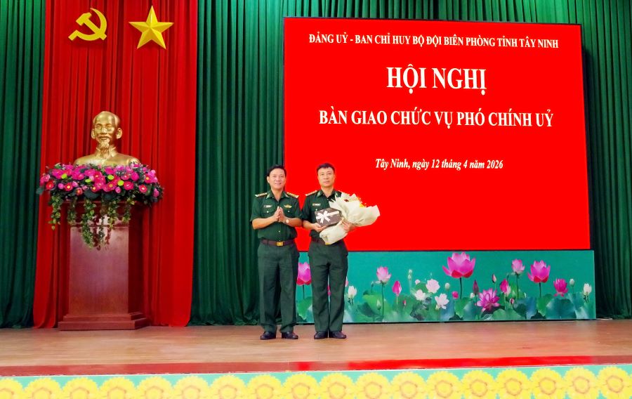 Đại t&aacute; Dương Văn Dược, B&iacute; thư Đảng ủy, Ch&iacute;nh ủy Ban Chỉ huy BĐBP tỉnh tặng hoa ch&uacute;c mừng Thượng t&aacute; Nguyễn Ngọc Dung