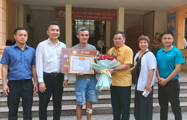 Biểu dương người đàn ông dũng cảm cứu hai mẹ con giữa dòng sông Lam trong đêm