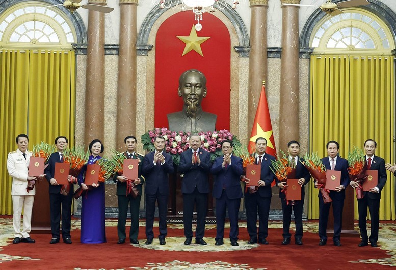 Tổng B&iacute; thư, Chủ tịch nước T&ocirc; L&acirc;m trao Quyết định bổ nhiệm cho 6 Ph&oacute; Thủ tướng v&agrave; Bộ trưởng C&ocirc;ng an, Bộ trưởng Ngoại giao. Thủ tướng L&ecirc; Minh Hưng v&agrave; nguy&ecirc;n Thủ tướng Phạm Minh Ch&iacute;nh tặng hoa ch&uacute;c mừng c&aacute;c đồng ch&iacute; mới được bổ nhiệm - Ảnh: qdnd.vn