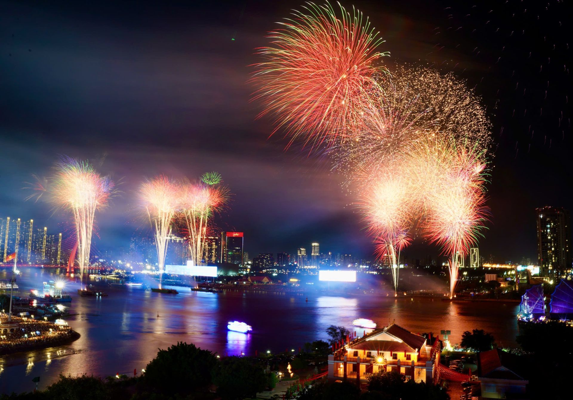 TP. HCM dự kiến bắn pháo hoa tại 7 điểm dịp 30/4