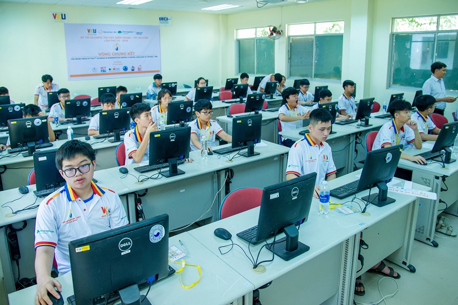 Các thí sinh tranh tài tại vòng chung kết Olympic Tin học miền Trung - Tây Nguyên 2026. Các thí sinh tranh tài tại vòng chung kết Olympic Tin học miền Trung - Tây Nguyên 2026.