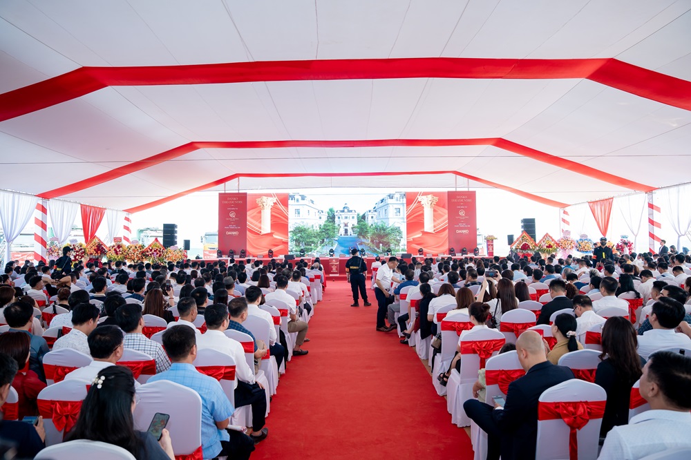 Sự kiện khởi công thu hút hàng nghìn người đến tham dự Sự kiện khởi công thu hút hàng nghìn người đến tham dự