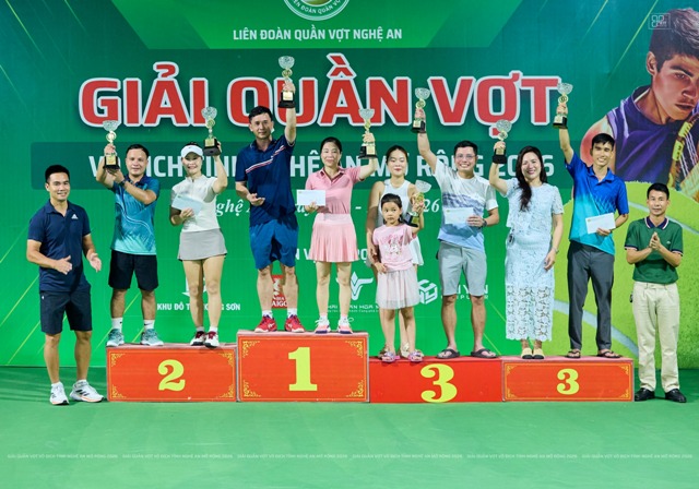 Ban tổ chức trao cup v&agrave; phần thưởng cho c&aacute;c đ&ocirc;i đoạt giải Đ&ocirc;i nam nữ.