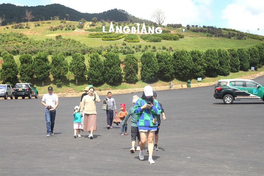 Du kh&aacute;ch tham quan tại c&aacute;c khu du lịch ở Đ&agrave; Lạt.