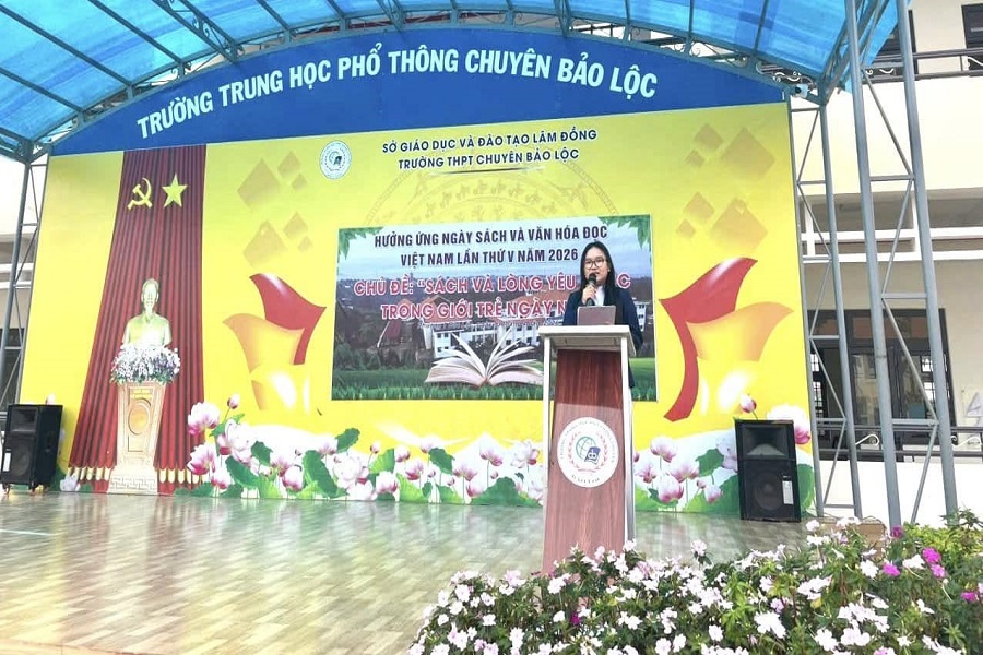 Em Trịnh Thanh Tâm - lớp 12 Văn có bài giới thiệu sách. Em Trịnh Thanh Tâm - lớp 12 Văn có bài giới thiệu sách.