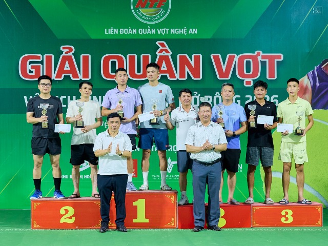 Ban tổ chức trao cup cho c&aacute;c đ&ocirc;i đoạt giải hạng A.