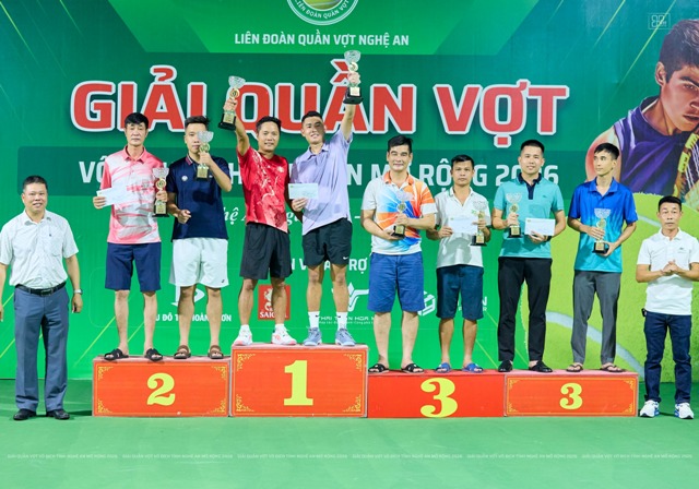 Ban tổ chức trao cup cho c&aacute;c đ&ocirc;i đoạt giải hạng B.