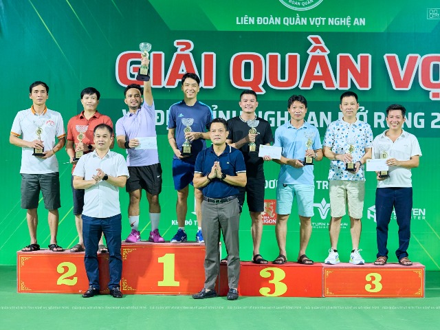 Ban tổ chức trao cup v&agrave; phần thưởng cho c&aacute;c đ&ocirc;i đoạt giải hạng C.