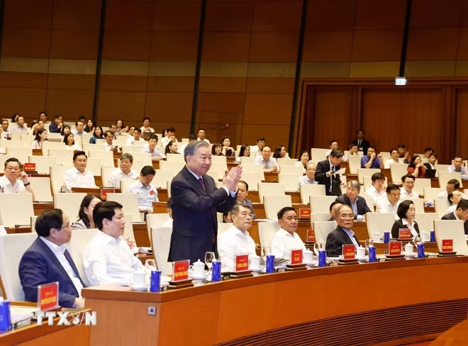 Tổng B&iacute; thư, Chủ tịch nước T&ocirc; L&acirc;m v&agrave; c&aacute;c đồng ch&iacute; l&atilde;nh đạo, Đảng, Nh&agrave; nước c&ugrave;ng c&aacute;c đại biểu tham dự tại điểm cầu Hội trường Di&ecirc;n Hồng. (Ảnh: TTXVN)