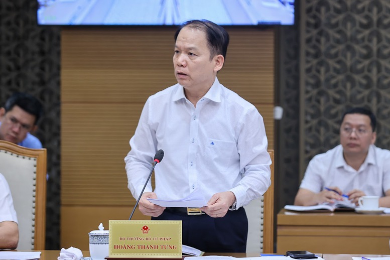 Bộ trưởng Bộ Tư ph&aacute;p Ho&agrave;ng Thanh T&ugrave;ng b&aacute;o c&aacute;o - Ảnh: VGP/Nhật Bắc