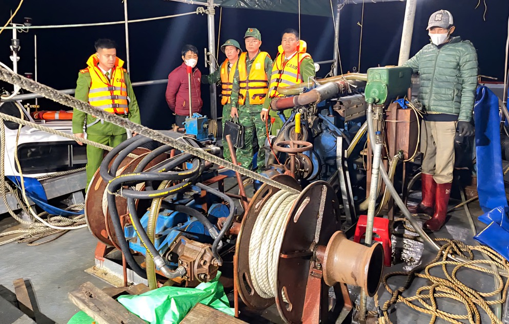 Ng&agrave;y 4/2, tại khu vực h&ograve;n C&aacute;n Đao, v&ugrave;ng biển Ngọc Vừng (đặc khu V&acirc;n Đồn), c&aacute;c lực lượng chức năng kiểm tra, bắt giữ t&agrave;u c&aacute; khai th&aacute;c thủy sản tr&aacute;i ph&eacute;p