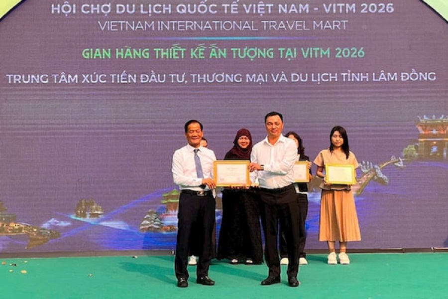Đại diện Trung t&acirc;m XTĐTTMDL nhận Giấy Chứng nhận Gian h&agrave;ng c&oacute; thiết kế ấn tượng tại Hội chợ VITM 2026. Ảnh: Nguy&ecirc;n Vũ
