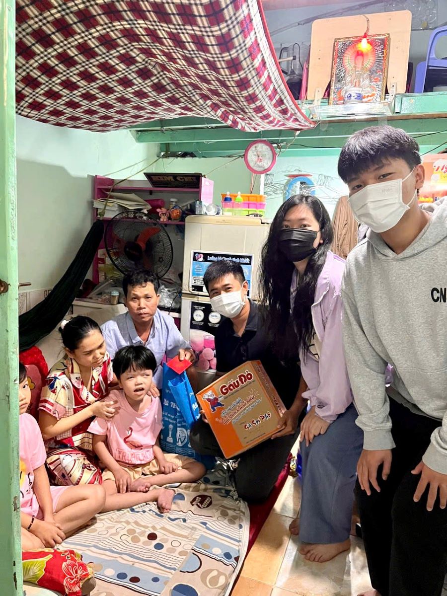 Ng&acirc;n Huỳnh Lợi ( thứ 2 từ phải qua) tặng qu&agrave; cho gia đ&igrave;nh c&oacute; ho&agrave;n cảnh kh&oacute; khăn