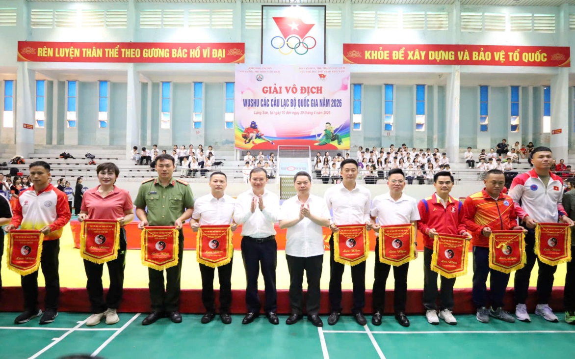 Đồng ch&iacute;: Nguyễn Hồng Minh, Ph&oacute; Cục trưởng, Cục TDTTVN c&ugrave;ng đồng ch&iacute; Đo&agrave;n Thanh Sơn, Ph&oacute; Chủ tịch UBND tỉnh Lạng Sơn tặng cờ lưu niệm cho c&aacute;c đo&agrave;n tham dự