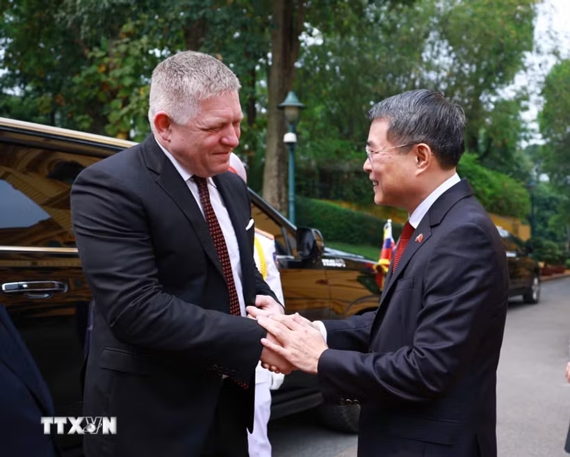 Thủ tướng L&ecirc; Minh Hưng đ&oacute;n Thủ tướng Slovakia Robert Fico. (Ảnh: Dương Giang/TTXVN)