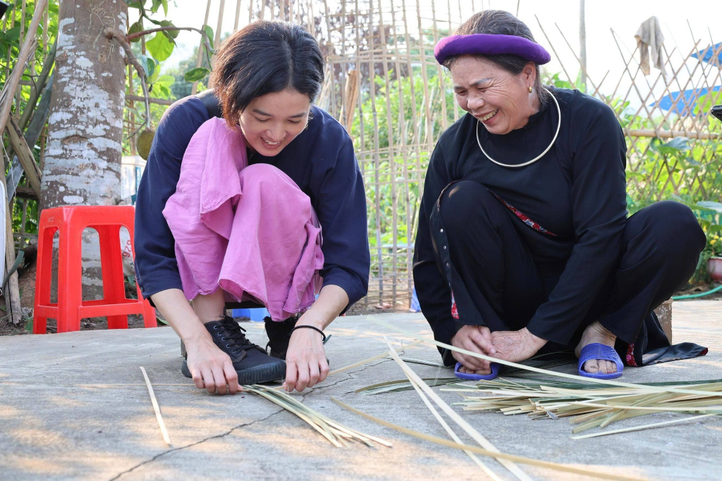 Du khách trải nghiệm đan nong tre tại thôn Bản Cáu, xã Lục Hồn Du khách trải nghiệm đan nong tre tại thôn Bản Cáu, xã Lục Hồn