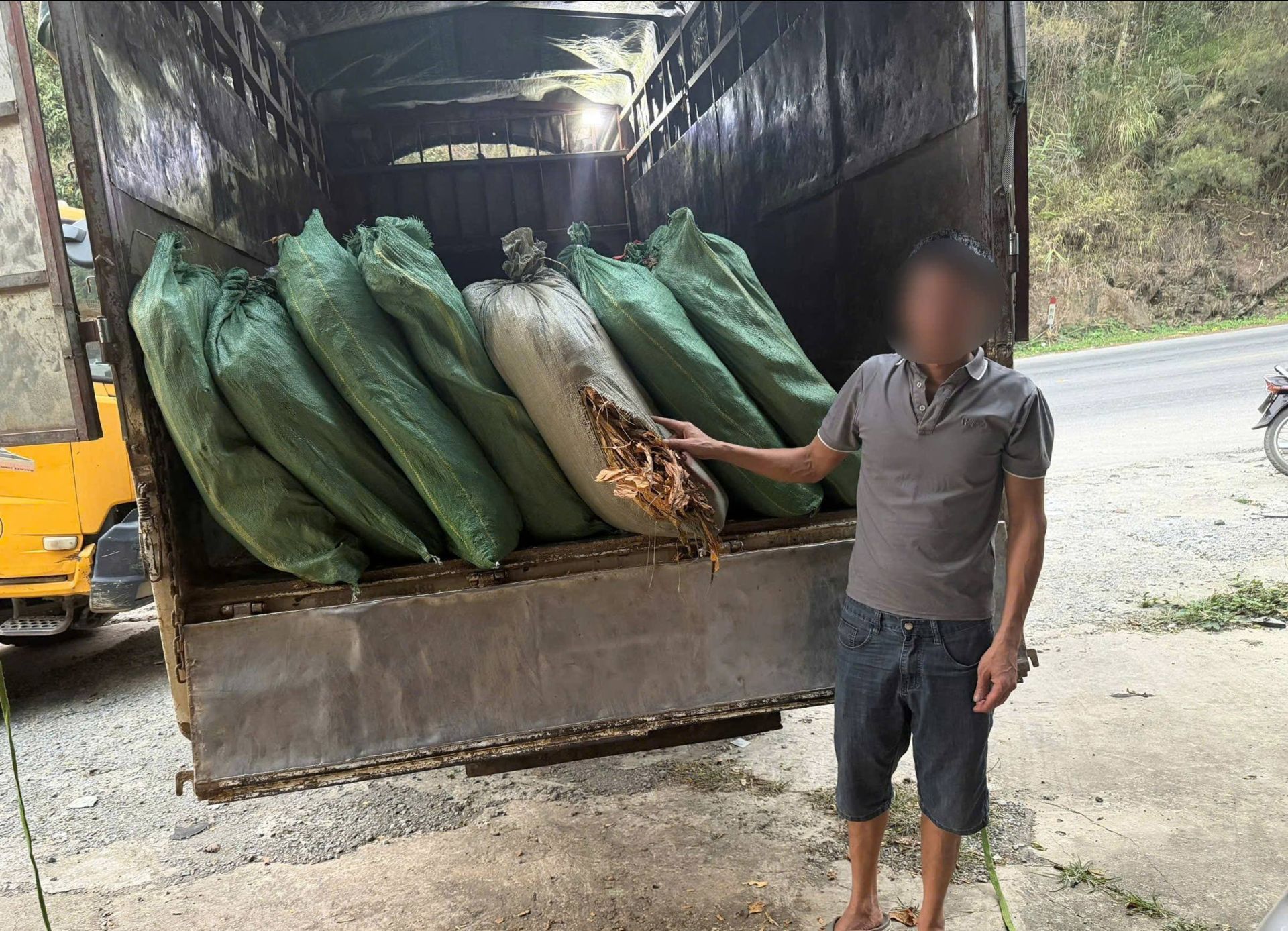 Chủ xe P.M.T c&ugrave;ng tang vật nguy&ecirc;n liệu thuốc l&aacute; kh&ocirc;ng r&otilde; nguồn gốc bị lực lượng C&ocirc;ng an ph&aacute;t hiện, thu giữ.