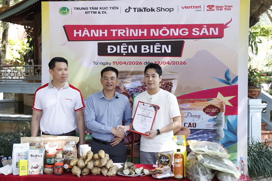 &Ocirc;ng L&ecirc; Thanh Tiềm - GĐ TT x&uacute;c tiến đầu tư thương mại & du lịch tỉnh Điện Bi&ecirc;n v&agrave; &ocirc;ng Ng&ocirc; Th&agrave;nh Trung - Gi&aacute;m đốc Viettel Post Điện Bi&ecirc;n trao thư cảm ơn tới c&aacute;c nh&agrave; s&aacute;ng tạo nội dung