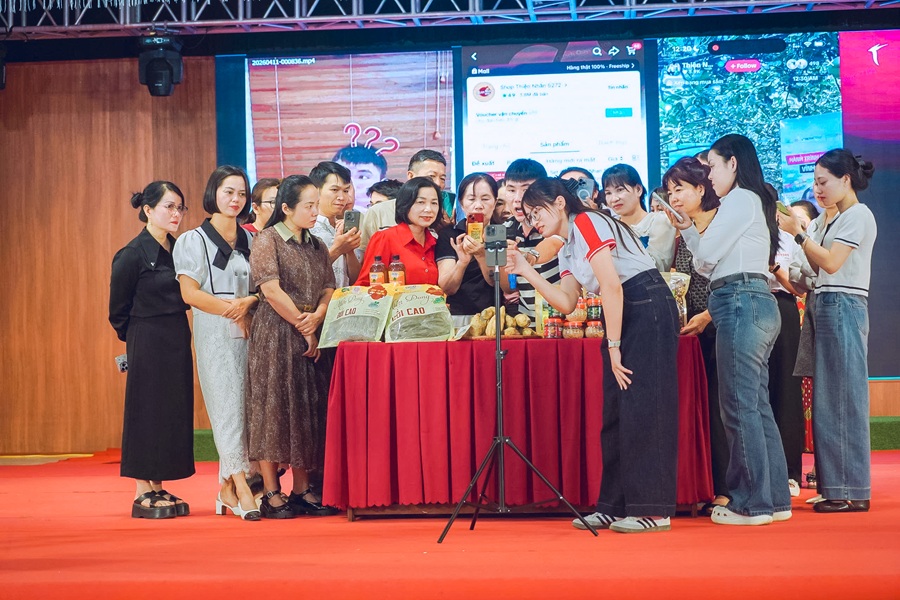 Buổi tập huấn chuyển đổi số kinh doanh n&ocirc;ng sản Điện Bi&ecirc;n tr&ecirc;n nền tảng TMĐT đ&atilde; thu h&uacute;t hơn 50 nh&agrave; b&aacute;n h&agrave;ng địa phương đăng k&yacute; tham gia