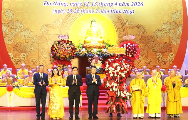 L&atilde;nh đạo TP. Đ&agrave; Nẵng tặng hoa ch&uacute;c mừng Đại hội.