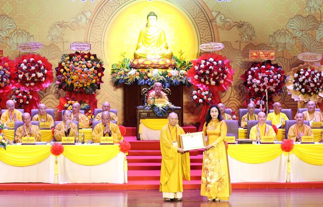 Ph&oacute; Chủ tịch UBND TP. Đ&agrave; Nẵng b&agrave; Nguyễn Thị Anh Thi trao tặng Bằng khen của Chủ tịch UBND th&agrave;nh phố cho đại diện Ban Trị sự Gi&aacute;o hội Phật gi&aacute;o Việt Nam TP. Đ&agrave; Nẵng.