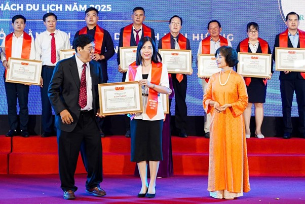 Đại diện Khu du lịch Quốc tế Đồi Rồng đ&oacute;n nhận danh hiệu &ldquo;Khu, điểm du lịch ti&ecirc;u biểu đ&oacute;n nhiều kh&aacute;ch du lịch năm 2025&rdquo; do Hiệp hội Du lịch Việt Nam trao tặng ng&agrave;y 10/4/2026.