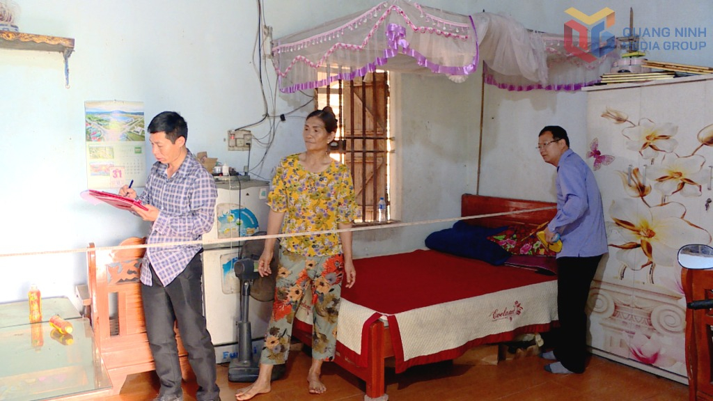 C&aacute;n bộ Trung t&acirc;m Cung ứng dịch vụ x&atilde; Điền X&aacute; thực hiện kiểm đếm, x&aacute;c định hiện trạng t&agrave;i sản phục vụ c&ocirc;ng t&aacute;c GPMB