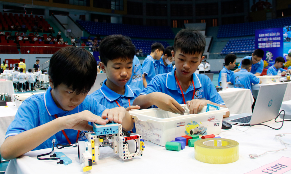 C&aacute;c đội thi lắp r&aacute;p robot