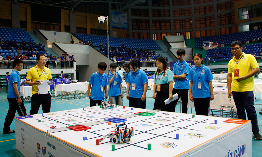 Thi Robot chạy tr&ecirc;n sa b&agrave;n.