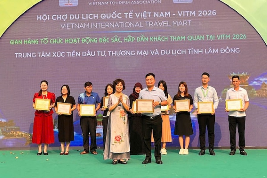 Nhận Chứng nhận Gian h&agrave;ng tổ chức hoạt động đặc sắc, hấp dẫn kh&aacute;ch tham quan. Ảnh: Nguy&ecirc;n Vũ