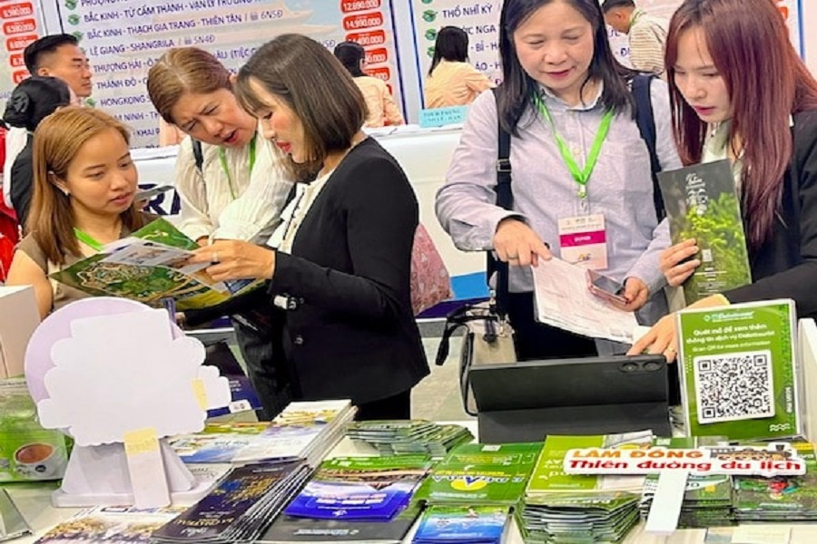 Sự hiện diện của 20 doanh nghiệp du lịch v&agrave; c&aacute;c đơn vị sản phẩm OCOP đ&atilde; tạo n&ecirc;n một kh&ocirc;ng gian giao thương đa dạng, từ nghỉ dưỡng, lữ h&agrave;nh đến sản phẩm đặc sản.