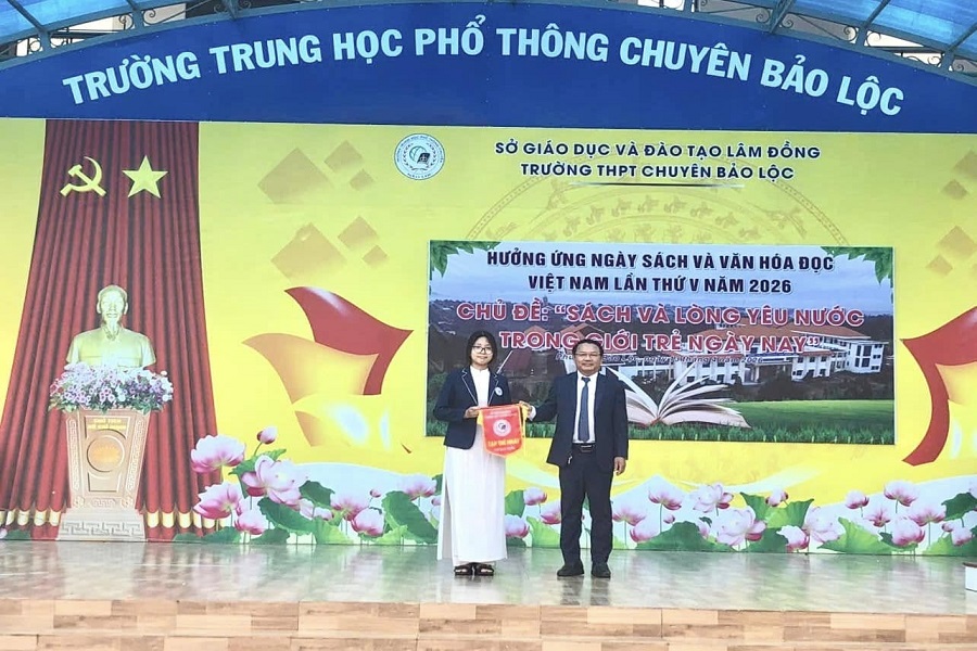 Thầy Nguyễn Vũ Minh Tú - Bí thư chi bộ, Hiệu trưởng trao cờ thi đua nhất tuần. Ảnh: Trường THPT Chuyên Bảo Lộc Thầy Nguyễn Vũ Minh Tú - Bí thư chi bộ, Hiệu trưởng trao cờ thi đua nhất tuần. Ảnh: Trường THPT Chuyên Bảo Lộc