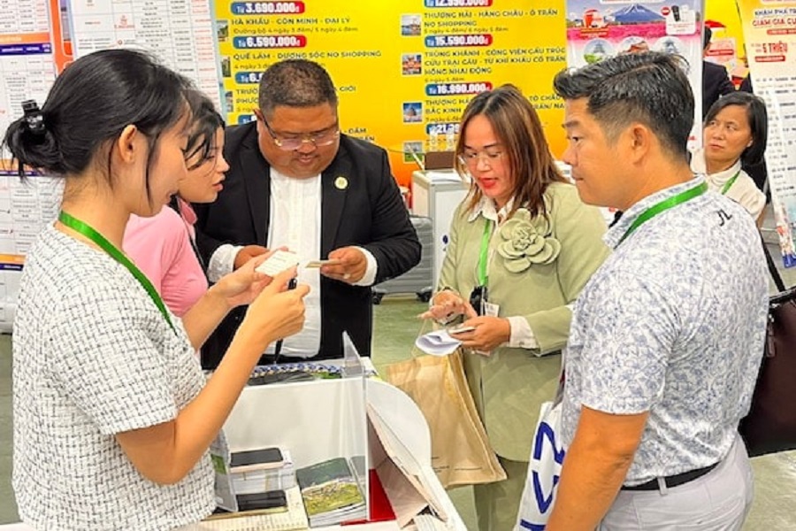 Với thiết kế hiện đại v&agrave; sự phong ph&uacute; về sản phẩm, gian h&agrave;ng L&acirc;m Đồng được Ban tổ chức đ&aacute;nh gi&aacute; l&agrave; một trong những điểm đến hấp dẫn nhất tại kỳ hội chợ năm nay.