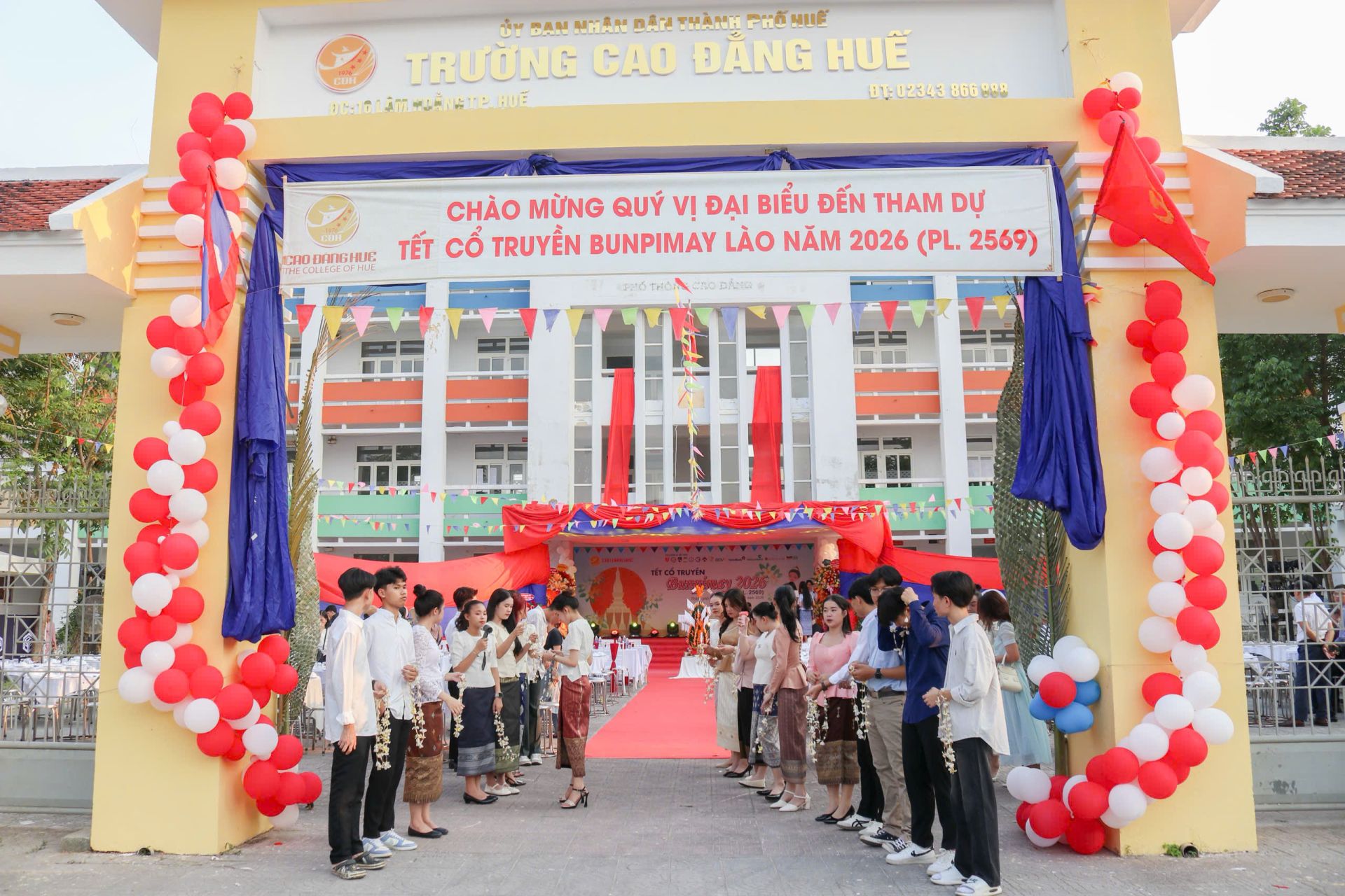 Lưu học sinh Lào vui Tết cổ truyền Bunpimay ở Huế