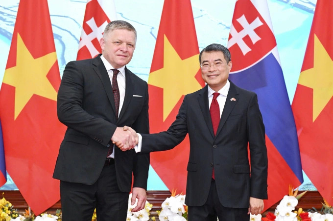Thủ tướng L&ecirc; Minh Hưng bắt tay Thủ tướng Slovakia Robert Fico trước cuộc hội đ&agrave;m. Ảnh: Giang Huy