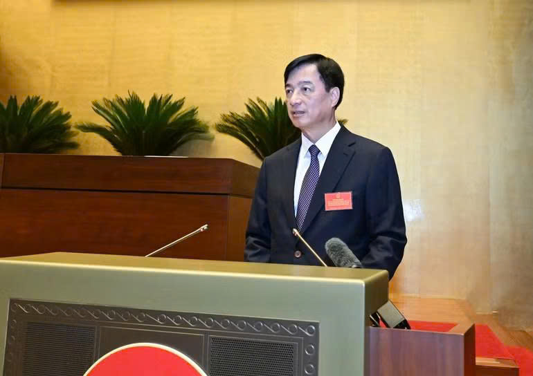 Đồng ch&iacute; Nguyễn Duy Ngọc truyền đạt chuy&ecirc;n đề &ldquo;Quy định thi h&agrave;nh Điều lệ Đảng&rdquo;. (Ảnh: DUY LINH)