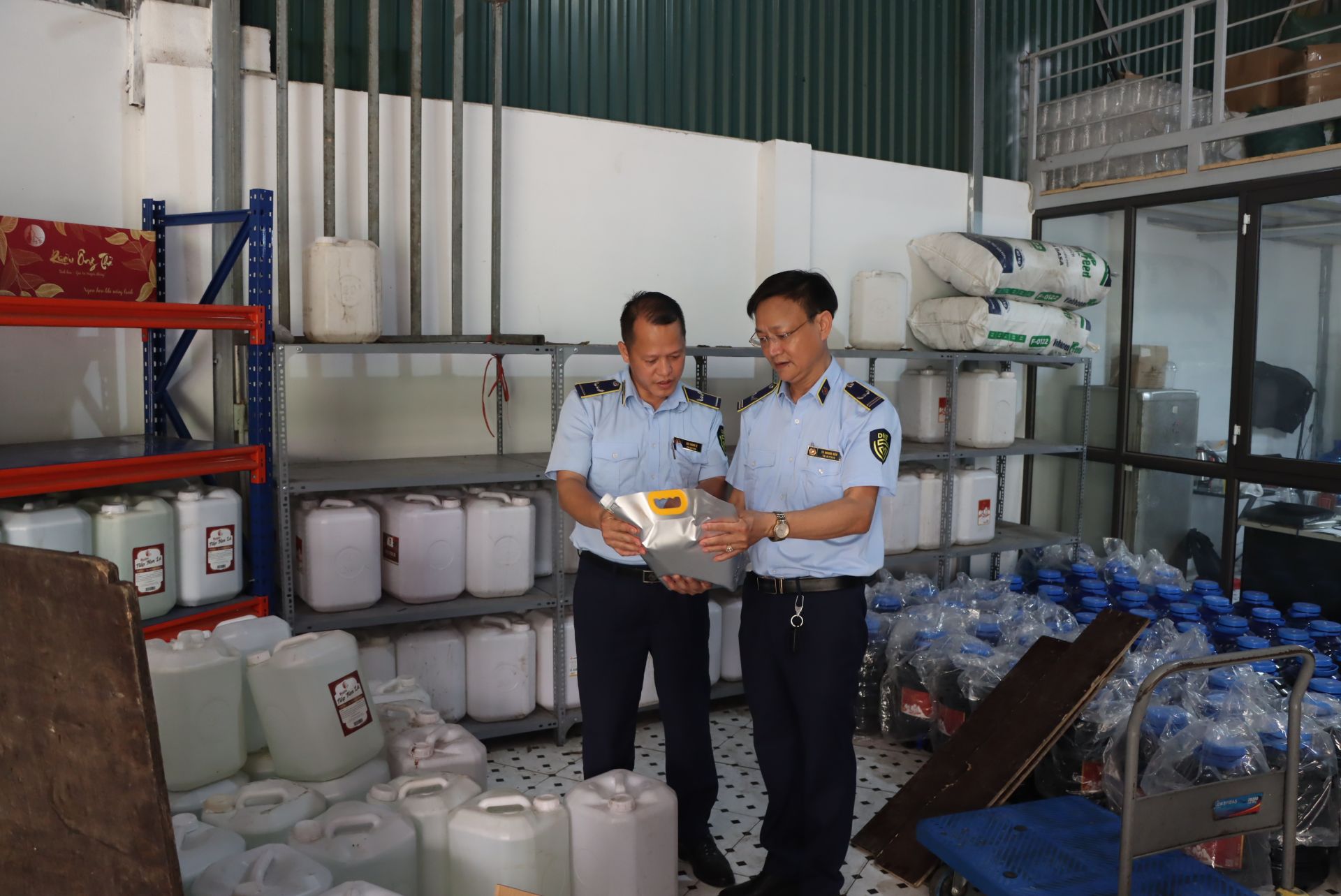 Lực lượng chức năng kiểm tra cơ sở kinh doanh