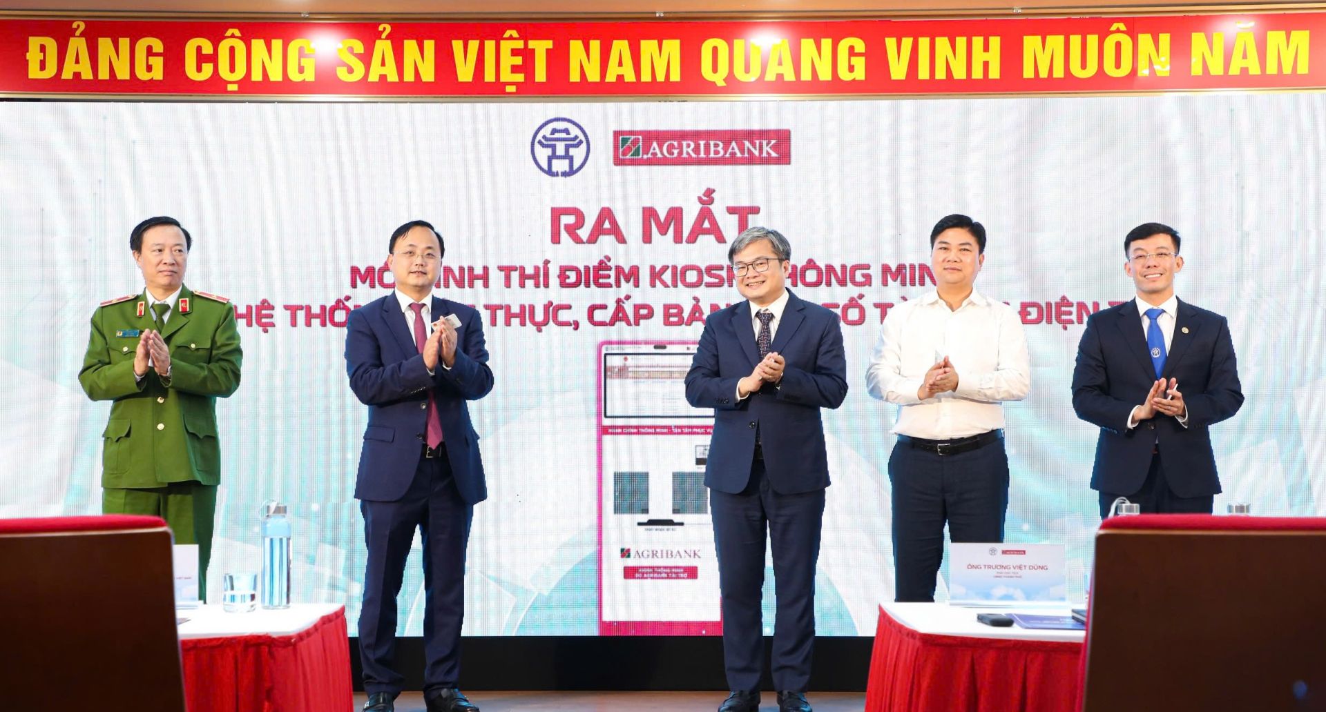 Lễ ra mắt Mô hình thí điểm Kiosk thông minh và Hệ thống xác thực, cấp bản sao số, tài liệu điện tử tại Trung tâm Phục vụ Hành chính công TP Hà Nội Lễ ra mắt Mô hình thí điểm Kiosk thông minh và Hệ thống xác thực, cấp bản sao số, tài liệu điện tử tại Trung tâm Phục vụ Hành chính công TP Hà Nội