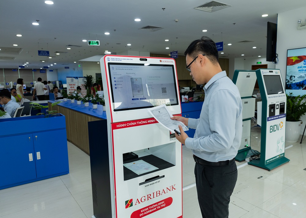 Người dân Hà Nội đang dần quen với việc sử dụng Mô hình Kiosk thông minh tại các Trung tâm Phục vụ Hành chính công Người dân Hà Nội đang dần quen với việc sử dụng Mô hình Kiosk thông minh tại các Trung tâm Phục vụ Hành chính công